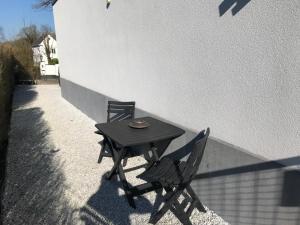 una mesa y dos sillas sentadas en un patio en Au Calme, en Sint-Genesius-Rode