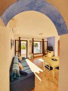 a living room with a couch and a table at Marinaway - Appartamenti a 2 chilometri dal mare in Orosei