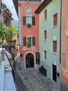 een kleurrijk gebouw met een deur in een straat bij Casa Edda in Malcesine