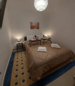 una camera da letto con un grande letto con due asciugamani di Angie's House Volos a Volos
