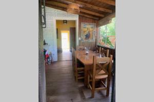 Un comedor con mesa y sillas de madera. en La Escondida, alquiler casa en el delta, en Tigre