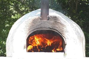 un horno con fuego en su interior en La Escondida, alquiler casa en el delta, en Tigre