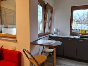 une cuisine avec une table et des chaises et une fenêtre dans l'établissement Cityappartement am Goethepark, à Weimar 16 autres photos