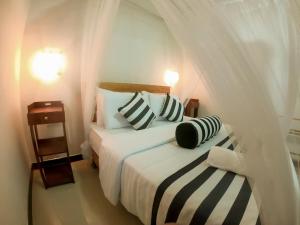 Postel nebo postele na pokoji v ubytování Ritz inn Ella