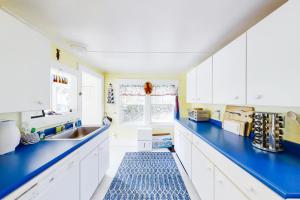eine Küche mit weißen Schränken und blauen Arbeitsplatten in der Unterkunft Fisher Hill Cottage in Boothbay Harbor