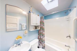 ein Badezimmer mit Waschbecken, Toilette und Spiegel in der Unterkunft Fisher Hill Cottage in Boothbay Harbor + 19 Fotos