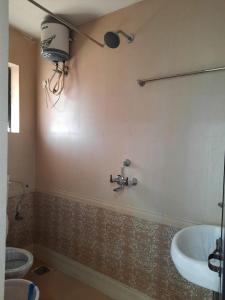 Koupelna v ubytování Hotel Sai Advika + 12 fotografií