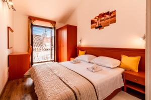 Posteľ alebo postele v izbe v ubytovaní Sunny beach apartment Lavica