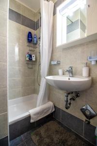Kúpeľňa v ubytovaní Sunny beach apartment Lavica