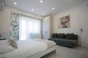 1 dormitorio con cama, sofá y ventana en Gemelli Sweet Holiday en Roma