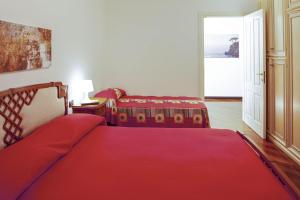 een slaapkamer met 2 bedden en een rode deken bij Fernanda Apartment - Levanto in Levanto