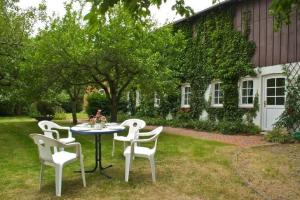 ガルディングにあるFerienwohnung-auf-dem-Landの家庭のテーブルと椅子
