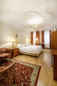 Tempat tidur dalam kamar di Bohemian Hotel