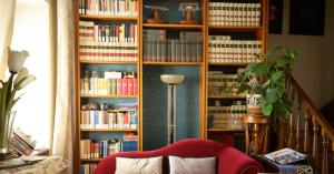 una estantería llena de libros en la sala de estar en Villa Marisa, en Pavia