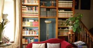 a book shelf filled with books in a living room at Villa Marisa in Pavia