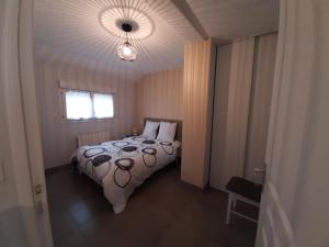 um quarto com uma cama grande num quarto em Gîte Les Grands Prés em Frontenard