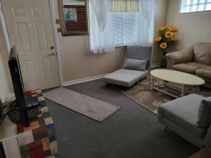 ein Wohnzimmer mit Sofa und Tisch in der Unterkunft Husker Inn in North Platte