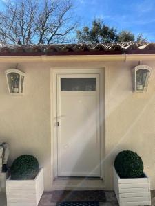 ロルグにあるle lavandinの茂みの家の白い扉