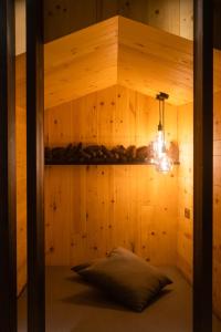 Habitación con cama en una pared de madera. en Residence Mille Montagne, en Andalo
