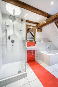 Kamar mandi di Bohemian Hotel
