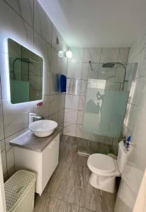 A bathroom at 109 Queens Gardens, Paphos