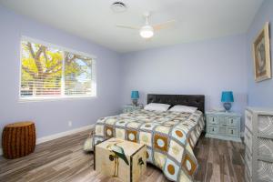 um quarto com uma cama e uma janela em NV Best em Boulder City