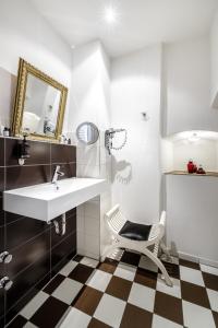 Kamar mandi di Bohemian Hotel