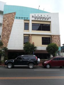 um camião preto estacionado em frente a um edifício em Subic Residencias em Olongapo