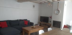 Μια τηλεόραση ή/και κέντρο ψυχαγωγίας στο Maison cosy à Ury