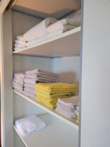 een kast gevuld met handdoeken en andere handdoeken bij Reewold Veluwe in Putten