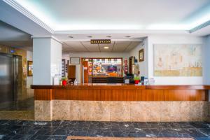 lobby restauracji z recepcją w obiekcie Hotel Sur w mieście Cala Bona +37 zdjęć