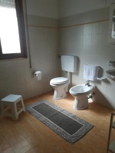 La salle de bains est pourvue de toilettes, d'un lavabo et d'un tabouret. dans l'établissement VillAmar, à Alcamo Marina