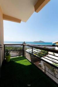 balcón con vistas al océano en Charmant appartement avec terrasse, vue sur lagon, en Mamoudzou