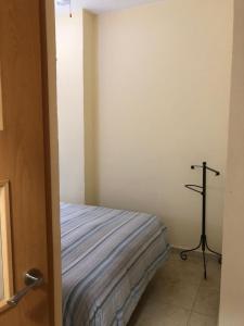 Posteľ alebo postele v izbe v ubytovaní APARTAMENTOS HÉRCULES SEVILLA centro de Sevilla