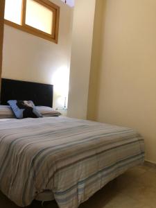 Posteľ alebo postele v izbe v ubytovaní APARTAMENTOS HÉRCULES SEVILLA centro de Sevilla