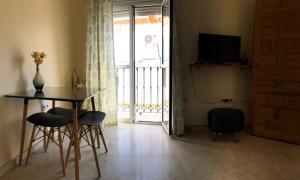 Televízia a/alebo spoločenská miestnosť v ubytovaní APARTAMENTOS HÉRCULES SEVILLA centro de Sevilla