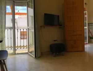 Televízia a/alebo spoločenská miestnosť v ubytovaní APARTAMENTOS HÉRCULES SEVILLA centro de Sevilla