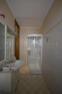 y baño con ducha y lavamanos. en Villa Marisa, en Pavia