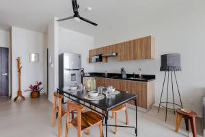 Una cocina con una mesa con sillas y un refrigerador. en San Francisco by Andiani Travel, en Cancún