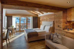 une chambre avec un lit, un canapé et une table dans l'établissement Hotel Villa Eden, à Corvara in Badia 68 autres photos