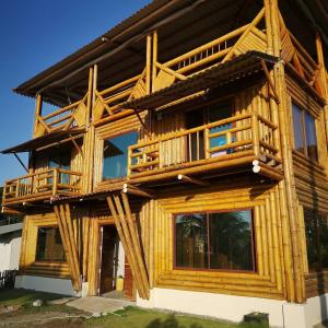 una casa in legno con balcone sopra di Hostal Fara a Jama