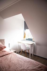 1 dormitorio con cama, escritorio y ventana en Bed and Wine Nonsolovino en Reeuwijk