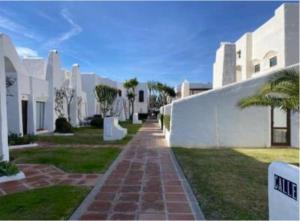 een wandeling voor een wit gebouw bij Villa Pedro, Beach House zwischen Marbella und Estepona in Estepona