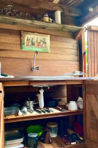 een keukenplank met een gootsteen en andere cellan items bij Abrigo de montanha - Berghütte in São Bento do Sapucaí