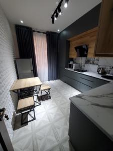 een keuken met een tafel en 2 stoelen. bij Apartment Vokzal 2 in Samarkand