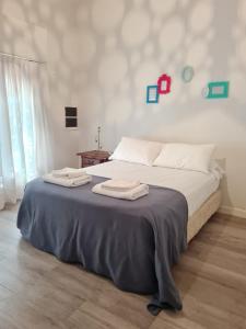 een slaapkamer met een bed met twee handdoeken erop bij Lechuza del Campanario in San Antonio de Areco