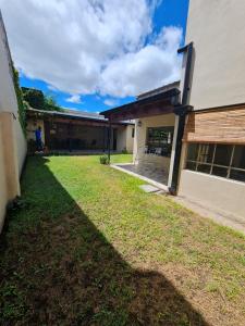un patio frente a un edificio en Lechuza del Campanario, en San Antonio de Areco