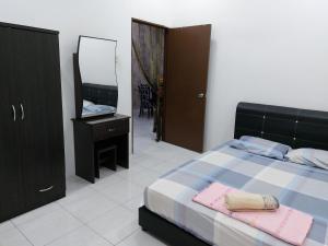 Postel nebo postele na pokoji v ubytování Pelangi homestay