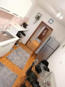 a kitchen with a desk and a sink and a counter at Masaryss apartament Tulcea in Tulcea +9 photos