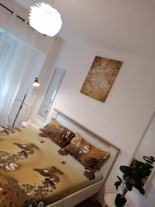 a bedroom with a bed and a picture on the wall at Masaryss apartament Tulcea in Tulcea